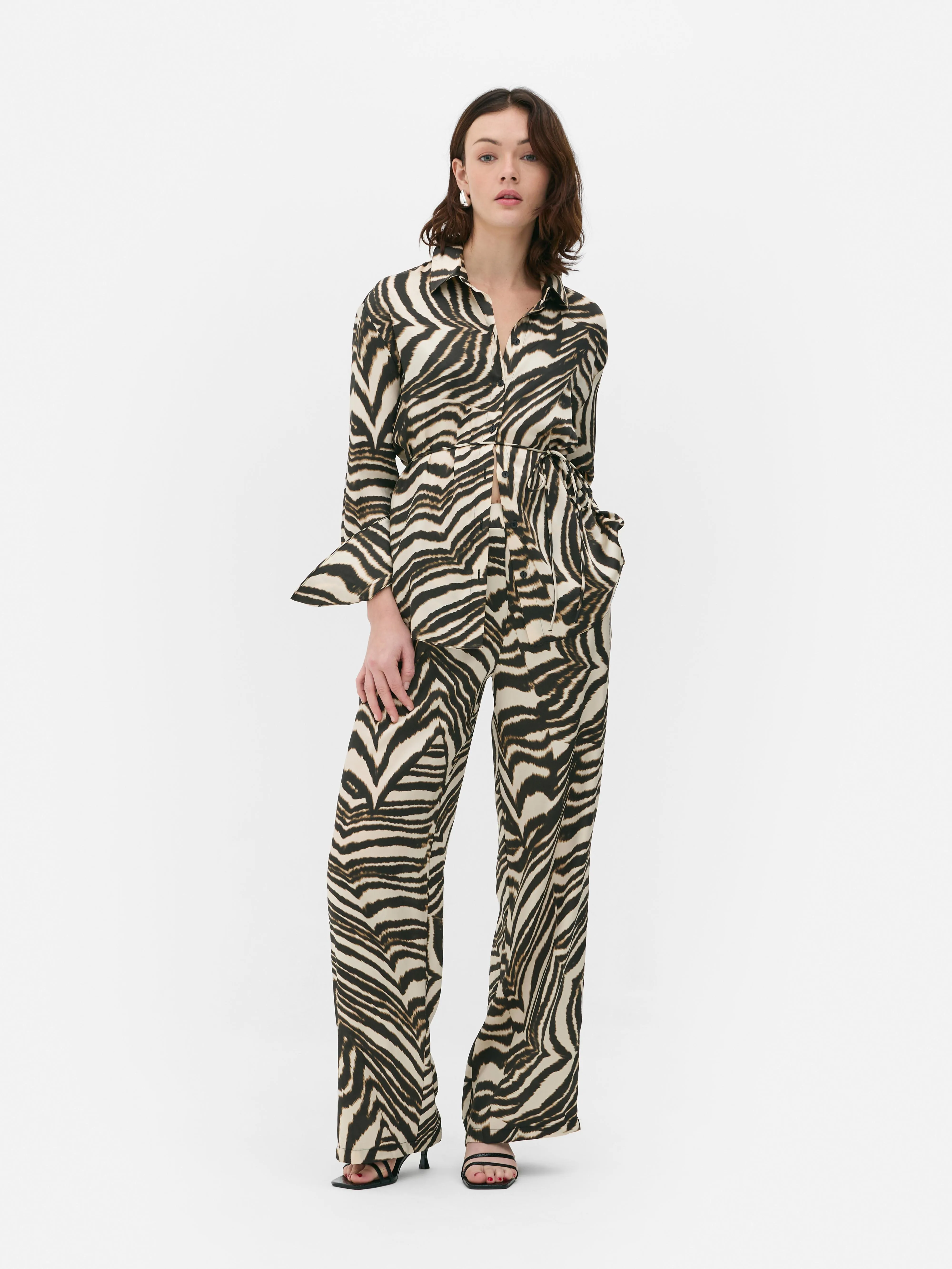 Pantaloni in raso con stampa tigrata coordinati